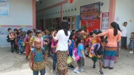 Para Siswa TK Sion terlihat mengenakan pakaian adat. (Foto: Edwin Rumanasen)