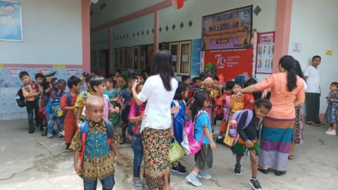 
Para Siswa TK Sion terlihat mengenakan pakaian adat. (Foto: Edwin Rumanasen)
