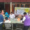 Suasana kegiatan pemeriksaan kesehatan gratis di depan Rumah Makan Horas Sp3. 