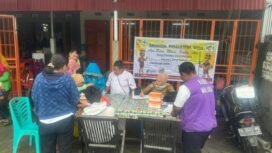 Suasana kegiatan pemeriksaan kesehatan gratis di depan Rumah Makan Horas Sp3. 