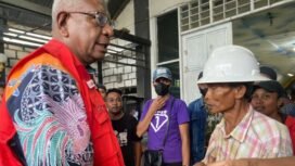 Ketua PMI, Johannes Rettob saat bertemu masyarakat korban kebakaran.