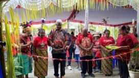 Calon Bupati, Johannes Rettob dan Calon Wakil Bupati, Emanuel Kemong dalam momen peresmian posko pemenangan JOEL di Jalan Perintis. (Foto: Istimewa)
