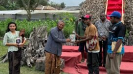 Perwakilan Yayasan Maramowe (kanan) menyerahkan cinderamata kepada Ismanto seorang Seniman Lukis, Pemahat sekaligus Pemain Musik dan Penari (kiri) dalam kunjungan ke Sanggar Gadhung Sari, Desa Dukun Magelang, Jawa Tengah 4-19 September 2024. (Foto:  Corcom PTFI)