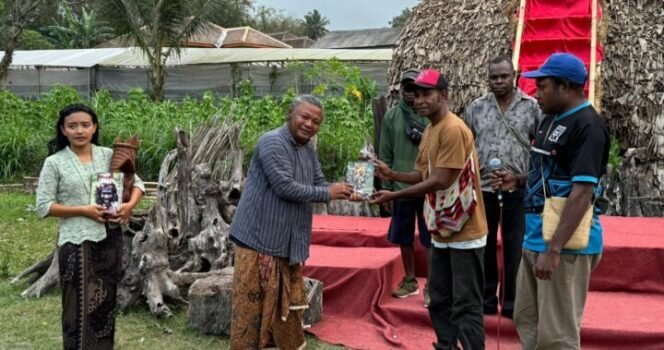 
Perwakilan Yayasan Maramowe (kanan) menyerahkan cinderamata kepada Ismanto seorang Seniman Lukis, Pemahat sekaligus Pemain Musik dan Penari (kiri) dalam kunjungan ke Sanggar Gadhung Sari, Desa Dukun Magelang, Jawa Tengah 4-19 September 2024. (Foto:  Corcom PTFI)