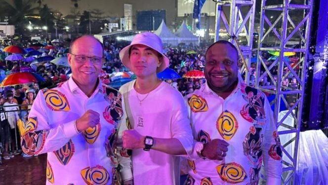 
Alexsander Omaleng (kanan) dan Yusuf Rombe (kiri) bersama Richard Jersey pencipta lagu 'Oke Gas'. (Foto: TIM Media AIYE)