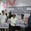 Suasana penyerahan dana kemiskinan ekstrem secara simbolis kepada masyarakat Mimika.