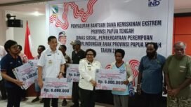 Suasana penyerahan dana kemiskinan ekstrem secara simbolis kepada masyarakat Mimika.