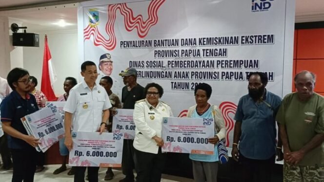 
Suasana penyerahan dana kemiskinan ekstrem secara simbolis kepada masyarakat Mimika.