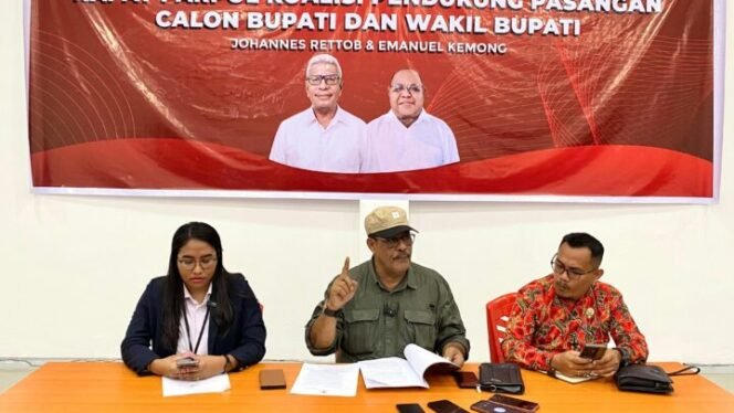 
Juru bicara JOEL, Saleh Alhamid (tengah) didampingi kuasa hukum JOEL. (Foto: Ist)