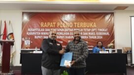 Ketua KPU Mimika, Dete Abugau saat menyerahkan berita acara hasil pleno penetapan DPT. (Foto: Edwin Rumanasen)