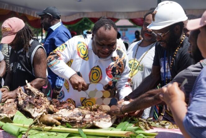 
Sambut Kedatangan dengan Meriah, Masyarakat Kwamki Narama Siap Menangkan AIYE