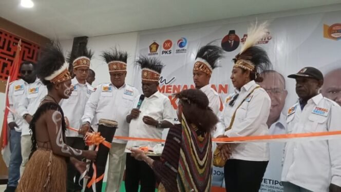 Momen Bakal Calon Wakil Gubernur, Ausilius You didampingi perwakilan partai koalisi yakni Partai Gerindra, PKS dan Gelora saat meresmikan Sekretariat JWW-AYO di Mimika. (Foto: Edwin Rumanasen)