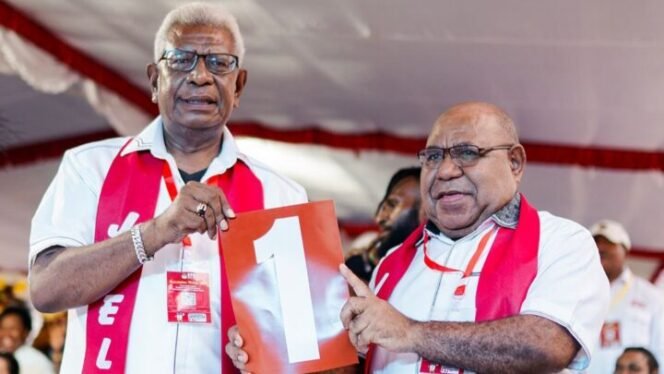 
Pasangan Calon Bupati dan Wakil Bupati, Johannes Rettob-Emanuel Kemong mendapatkan nomor urut 1. (Foto: Rio JMSI)