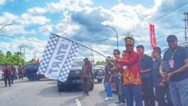 Ketua KPU Mimika, Dete Abugau saat membuka acara pawai kampanye damai. (Foto: Edwin Rumanasen)