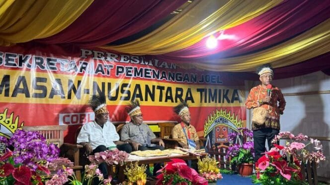 
Pasangan Calon Bupati dan Wakil Bupati Kabupaten Mimika, Johannes Rettob dan Emanuel Kemong saat berada di Posko Kamasan Nusantara. (Foto: Edwin Rumanasen)