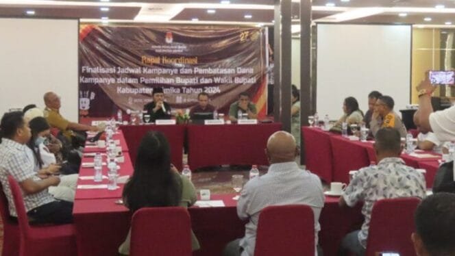 
Suasana rapat koordinasi yang digelar oleh KPU Mimika untuk menentukan lokasi kampanye. (Foto: Humas JMSI)