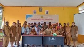Foto bersama dalam kegiatan seminar sehari kesehatan ibu dan anak di Distrik Iwaka. (Foto: Sasagupapua.com)