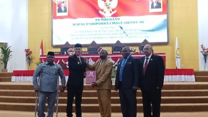 
Pemkab Mimika ketika menyerahkan pengantar nota keuangan rencana perubahan APBD Tahun Anggaran 2024