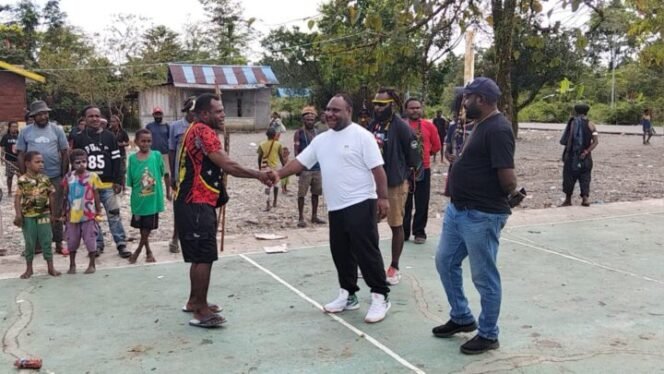 
Alexander Omaleng saat bertemu  dua kelompok di Kampung Mimika Gunung atau Kampung Jayanti, Distrik Kuala Kencana.(Foto : Tim Media AIYE)