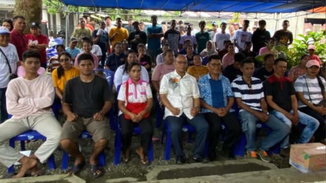 
Calon Wakil Bupati Mimika, Yusuf Rombe saat bertemu dengan Kerukunan Keluarga Besar Koratutul asal Tanimbar pada Kamis (19/9/2024). Foto : (Media AIYE)