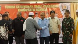 Bakal calon Wakil Bupati Mimika, Yusuf Rombe ketika berjabat tangan usai menghadiri Acara Doa Lintas Agama. (Foto : MEDIA AIYE)