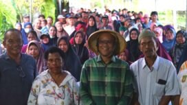 Bakal Calon Wakil Bupati, Yusuf Rombe ketika bertemu ratusan petani Kelurahan Wonosari Jaya SP 4, Distrik Wania. (Foto: Media AIYE)