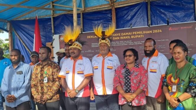 
Foto bersama Pasangan Nomor Urut 1, Namia Gwijangge dan Obed Gwijangge bersama Anggota KPU Nduga pada Deklarasi Kampanye Damai.(Foto: Istimewa)