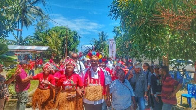 
Tarian Khas Suku Biak mengiringi kedatangan Tim JOEL menuju Posko Karang Panas Nusantara.(Foto:Red)