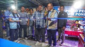 Paslon AIYE saat meresmikan Posko Pemenangan Lorong Pontiku Dapil 4.(Tim AIYE)