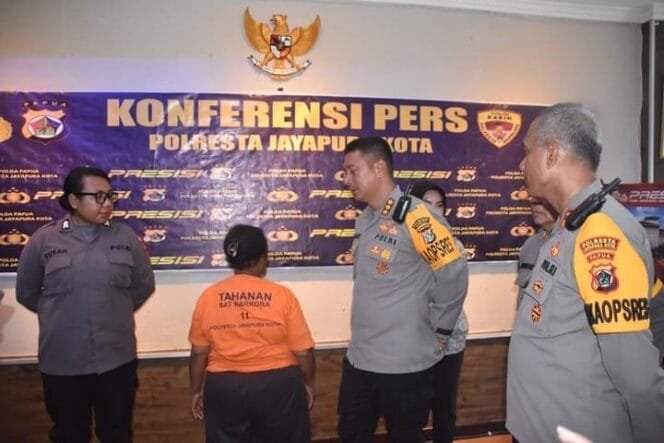 
Siap Edarkan Ganja 9,6 Kilogram, Seorang Perempuan di Jayapura di Tangkap Polisi 