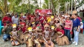 Pasangan Calon Bupati dan Wakil Bupati Mimika Johannes Rettob dan Emanuel Kemong saat berfoto bersama warga jalan Perintis. 