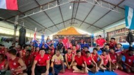 Calon Wakil Bupati Kabupaten Mimika, Yusuf Rombe saat berfoto bersama para atlet Muaythai. (Foto: TIM Media AIYE)