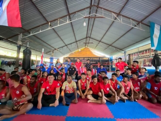 
Calon Wakil Bupati Kabupaten Mimika, Yusuf Rombe saat berfoto bersama para atlet Muaythai. (Foto: TIM Media AIYE)