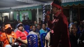 Calon Wakil Bupati Kabupaten Mimika, Yusuf Rombe saat bertemu masyarakat. (Foto: TIM Media AIYE) 
