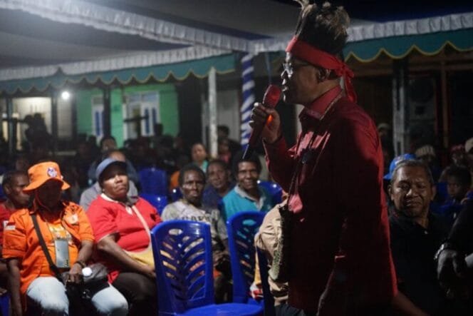 
Calon Wakil Bupati Kabupaten Mimika, Yusuf Rombe saat bertemu masyarakat. (Foto: TIM Media AIYE) 