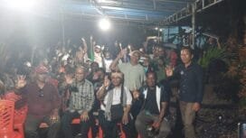 Calon Wakil Bupati Kabupaten Mimika, Yusuf Rombe berfoto bersama masyarakat. (Foto: TIM Media AIYE)