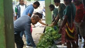Calon Wakil Bupati Kabupaten Mimika, Yusuf Rombe saat berbelanja di Pasar Sentral. (Foto: TIM Media AIYE)