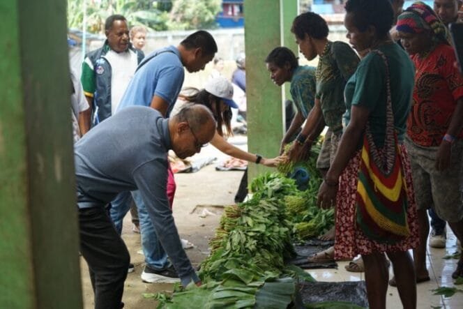
Calon Wakil Bupati Kabupaten Mimika, Yusuf Rombe saat berbelanja di Pasar Sentral. (Foto: TIM Media AIYE)