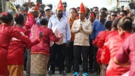 Calon Wakil Bupati Mimika, Yusuf Rombe saat disambut oleh masyarakat suku KEI. (Foto: TIM Media AIYE)