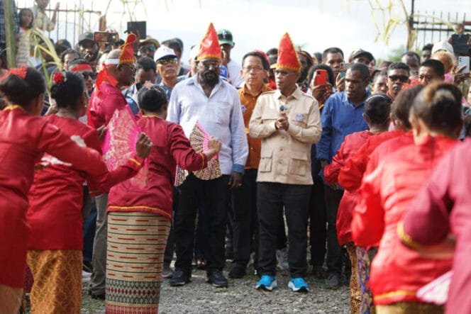 Calon Wakil Bupati Mimika, Yusuf Rombe saat disambut oleh masyarakat suku KEI. (Foto: TIM Media AIYE)
