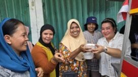 Istri dari Calon Wakil Bupati Kabupaten Mimika, Yusuf Rombe (ujung kanan) saat berbagi pada Jumat berkah. (Foto: TIM Media AIYE)