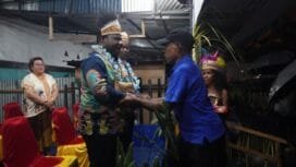 Calon Bupati dan Wakil Bupati Mimika, Alexsander Omaleng dan Yusuf Rombe ketika disambut masyarakat. (Foto: TIM Media AIYE)