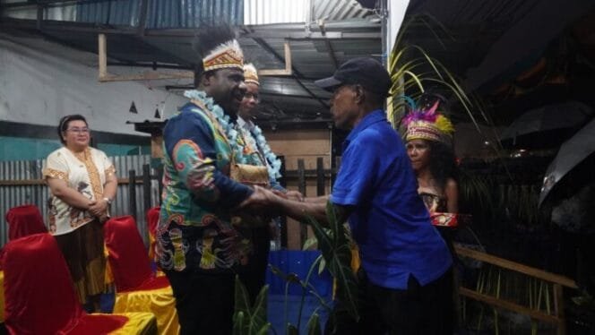 
Calon Bupati dan Wakil Bupati Mimika, Alexsander Omaleng dan Yusuf Rombe ketika disambut masyarakat. (Foto: TIM Media AIYE)