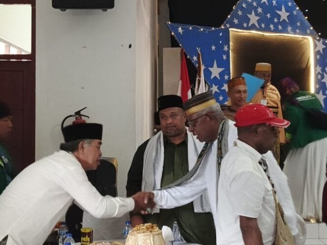 
Calon Bupati Mimika Johannes Rettob saat menghadiri acara maulid nabi. (Foto: Istimewa)