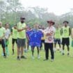 Calon Wakil Bupati Kabupaten Mimika, Yusuf Rombe saat menyerahkan bantuan alat sepak bola kepada Kuala Kencana FC. (Foto: TIM Media AIYE)