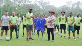 Calon Wakil Bupati Kabupaten Mimika, Yusuf Rombe saat menyerahkan bantuan alat sepak bola kepada Kuala Kencana FC. (Foto: TIM Media AIYE)