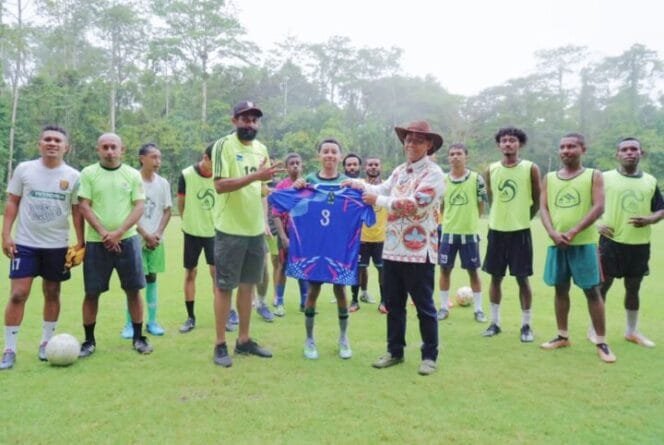 
Calon Wakil Bupati Kabupaten Mimika, Yusuf Rombe saat menyerahkan bantuan alat sepak bola kepada Kuala Kencana FC. (Foto: TIM Media AIYE)
