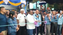 Calon Bupati Mimika Alexsander Omaleng saat meresmikan Sekretariat Dapil 4 didampingi Calon Wakil Bupati Mimika, Yusuf Rombe. (Foto: TIM Media AIYE)