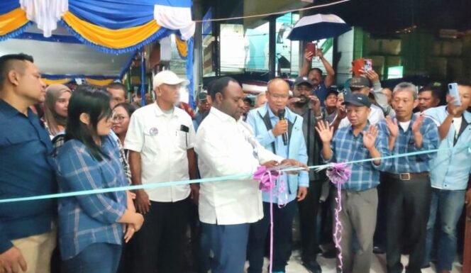 
Calon Bupati Mimika Alexsander Omaleng saat meresmikan Sekretariat Dapil 4 didampingi Calon Wakil Bupati Mimika, Yusuf Rombe. (Foto: TIM Media AIYE)