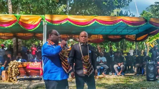 
Calon Bupati dan Wakil Bupati Mimika, Alexsander Omaleng dan Yusuf Rombe. (Foto: Sasagupapua.com)